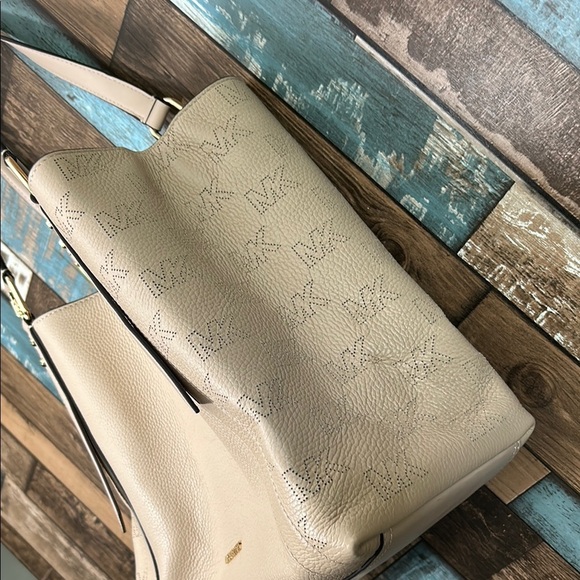 Michael Kors Cream Shoulder tote 👜 Bag - Picture 3 of 16